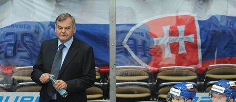 PEMLUVÍ HO? Vladimír Vjtek chce dotáhnout slovenskou hokejovou reprezentaci na olympiádu v Soi.
