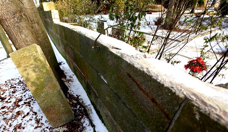 Pískovcové kvádry ze hbitovní zdi v Boskovicích odnesl zatím neznámý zlodj.