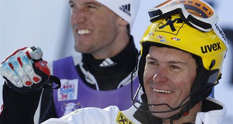 ZASLOUENÝ ÚSMV. Ivica Kosteli, chorvatský vítz slalomu ve Wengenu (vpravo),