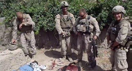 Zábr z videa, na kterém mají amerití vojáci moit na mrtvé talibance. (11.
