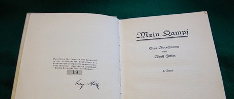Hitlerem podepsaný text Mein Kampf se asto objevuje v nejrznjích aukcích.