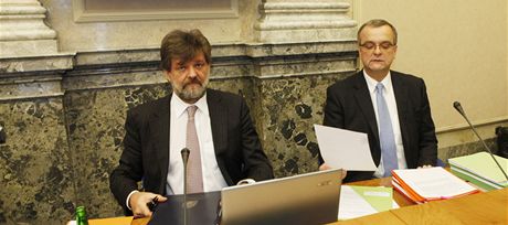 Ministi Jan Kubice (vlevo) a Miroslav Kalousek na jednání vlády (11. ledna