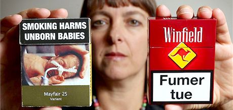 Australská prokurátorka Nicola Roxonová ukazuje cigarety znaky Winfield s
