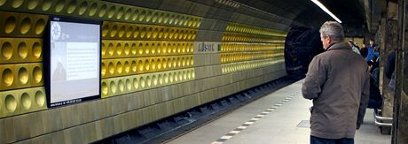 Velkoploná obrazovka ve stanici metra Mstek v Praze (ilustraní snímek)