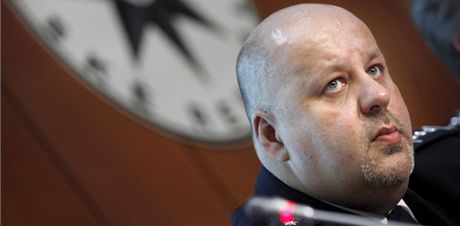 Lessy odmnil detektivy 15 tisíci hrubého. Policejní funkcionái pitom loni na prémiích dostali dvacetkrát víc.