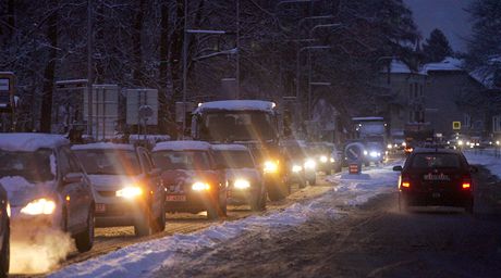 Rann situace ve Svinov. Zatmco ve smru z centra projd jedno auto, z