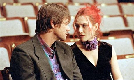 Jim Carrey a Kate Winsletov ve filmu Vn svit neposkvrnn mysli (2004)