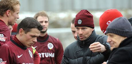 PLÁNY NA TITUL. Sparanský trenér Martin Haek a generální sportovní manaer Jaroslav Hebík dávají pokyny hrám v zimní píprav. Podle bookmaker získají titul.