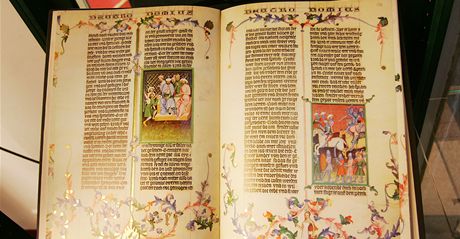 Iluminovanou faksimilii Bible Vclava IV.vystavuj v Mstsk knihovn Loket. 