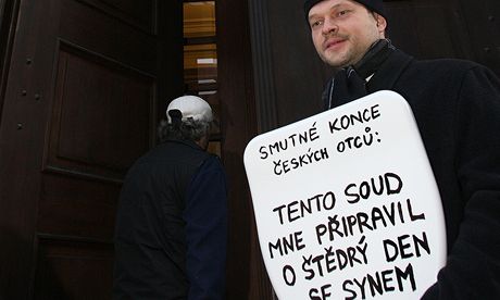 Ale Hodina protestoval ped budovou Krajského soudu v Plzni.