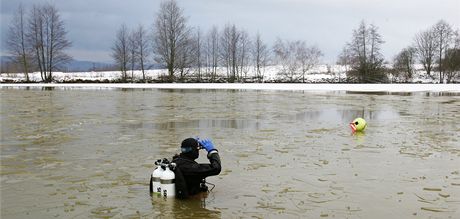 Policejní potápi prohledávají rybník u Otovic v rámci pátrání po poheovaném