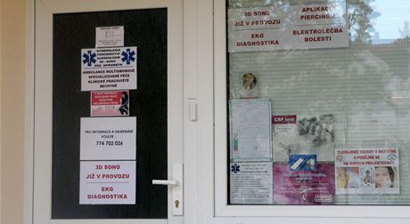 Vstup do ordinace falené gynekoloky v Bechyni byl i po jejím odhalení vyzdoben mnostvím leták, nabídek a telefonních ísel.