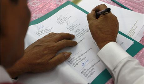 Karentí separatisté podepisují dohodu s barmskou vládou. (13. ledna 2012)