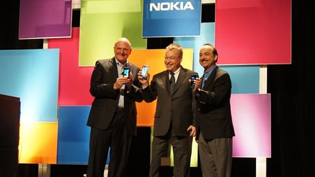 Smartphone Nokia Lumia 900 pedstavili zástupci Nokie letos v Barcelon.