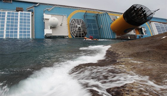 Ztroskotaná lo Costa Concordia u pobeí italského ostrova Giglio (16. ledna...