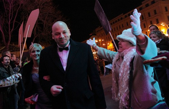 Hosté brněnského plesu "Před oponou" procházejí špalírem lidí, kteří před