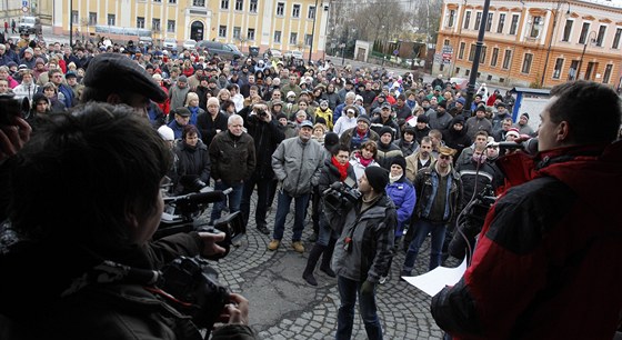 Úastníci nedlní demonstrace ve Varnsdorfu svolané na protest proti tomu, e