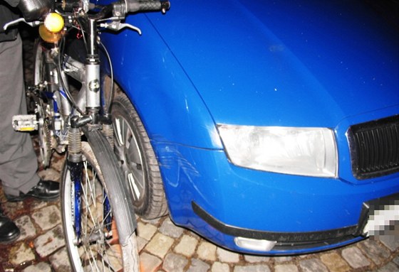 Sraený cyklista v Jihlav ukopl idii auta po nehod zrcátko.