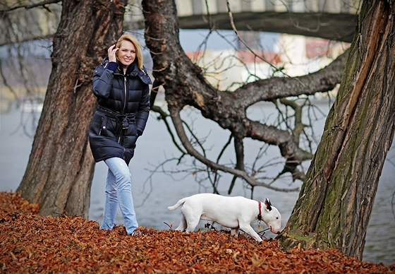 Modertorka a modelka Diana Kobzanov na prochzce se svou bulterirkou.