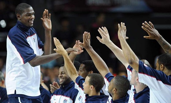 Kevin Durant z USA pijímá gratulace k titulu nejuitenjího hráe