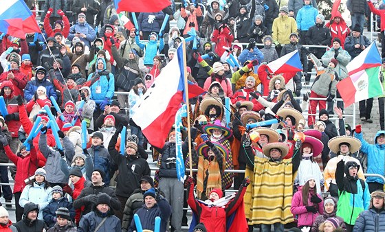 BOULIVÁ KULISA. Diváci v Novém Mst na Morav neúnavn povzbuzují závodící