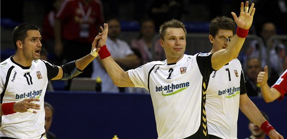Karel Nocar (uprostřed) se raduje se spoluhráči z výhry nad Německem.
