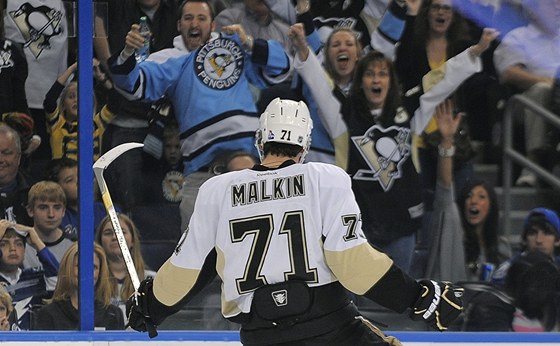 Jevgenij Malkin stejn jako dalí hrái Pittsburghu umí zvedat fanouky ze sedadel.