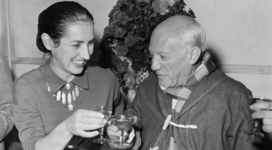 Pablo Picasso s jednou ze svých žen Francoise Gilotovou na oslavě svým...