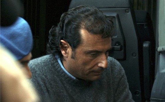 Policie vede kapitána Francesca Schettina do vzení ve mst Grosseto poté, co vyslýchal soud. (17. ledna 2012)
