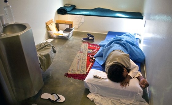 Jeden z trestanc odpoívá ve své cele ve vznici Guantánamo (19. listopadu...