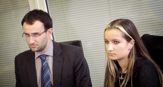 Advokát Petr Koí a jeho klientka Lucie légrová z DSSS
