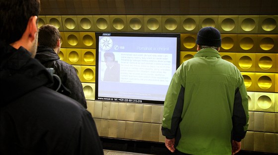 Velkoplošná obrazovka ve stanici metra Můstek v Praze (ilustrační snímek)