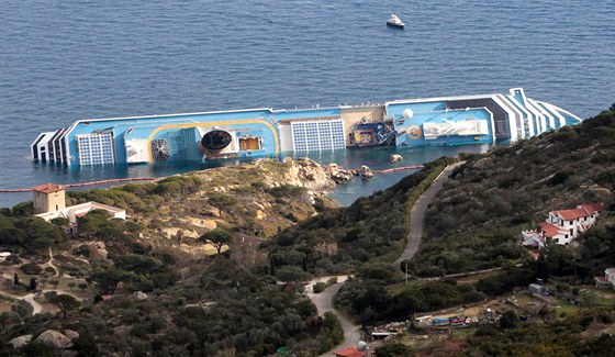 ásten potopený vrak lodi Costa Concordia u italského ostrova Giglio (18.