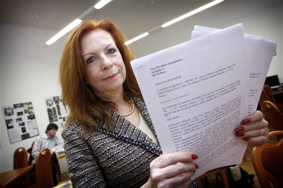 Lenka Procházková s trestním oznámením, které podala na Petra Nease a jeho vládu kvli církevním restitucím. (19. ledna 2012)