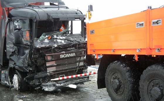 Odtaení havarovaného polského kamionu v Mostech u Jablunkova na