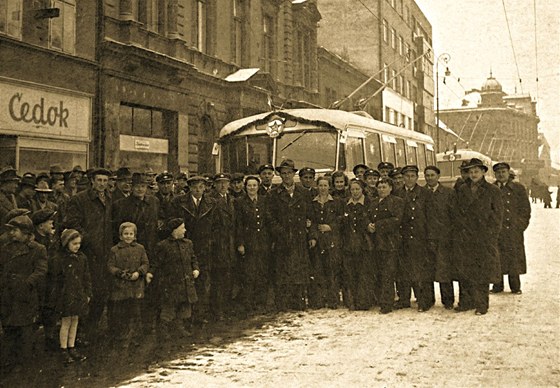 Zahájení provozu trolejbus v Pardubicích. est voz se seadilo na tehdejí...