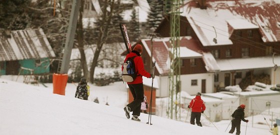 Dívce uškodila lyže, která zůstala ve sněhu po pádu jiného lyžaře. Ilustrační foto