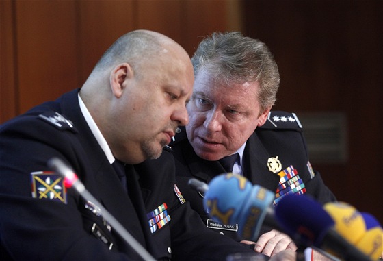 Policejní prezident Petr Lessy (vlevo) a námstek policejního prezidenta pro
