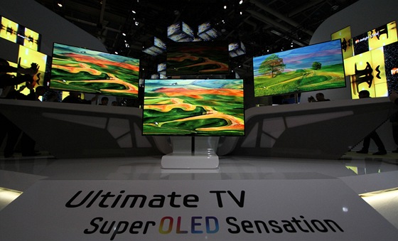 Samsung pedstavil také prototypy Super OLED televizí. Výhodou, oproti