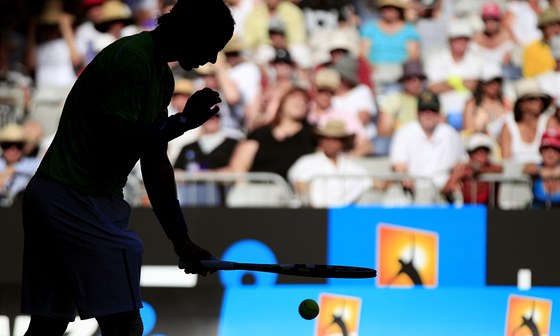 STÍN. Rafael Nadal v prbhu utkání na Australian Open.