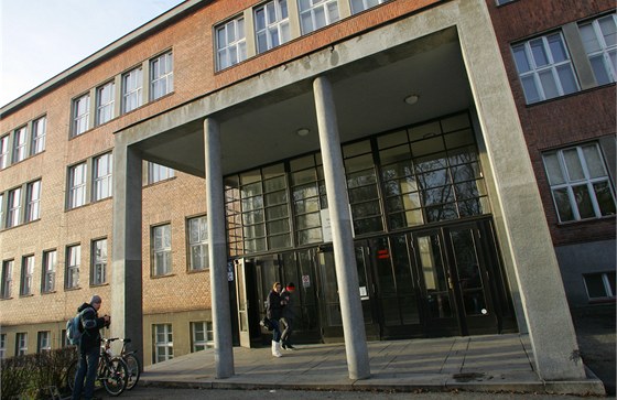Budova školy v Lipkách podle návrhu architekta Josefa Gočára.