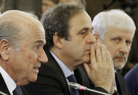 Sepp Blatter (prví zleva) a Michel Platini