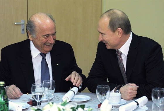 Sepp Blatter (vlevo) v hovoru s Vladimirem Putinem  na návtv Ruska u