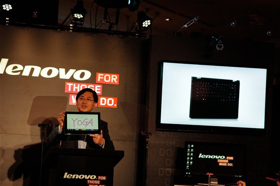 Yang Yuanqing, CEO spolenosti Lenovo, pedvádí nový ultrabook/tablet YOGA