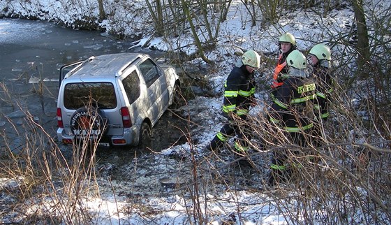 U obce Beice na eskobudjovicku vjela idika s vozem do rybníka. Z nehody