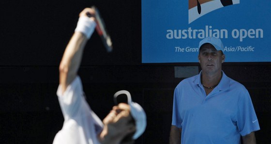 Ivan Lendl (vpravo) sleduje podn Andyho Murraye.