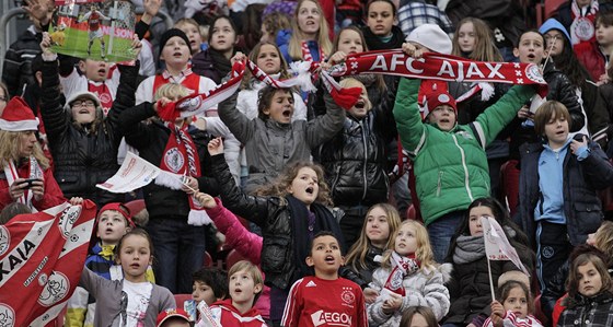 Fotbalisty Ajaxu Amstedam povzbuzovaly v opakovaném pohárovém finále pouze dti.