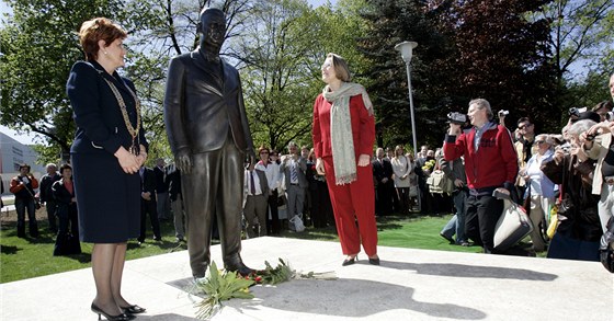 Socha J. A. Bati pi slavnostním odhalení v kvtnu 2007