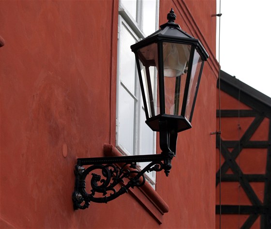 Budovu palíku v centru Chebu zdobí nové historicky vyhlíející lampy.