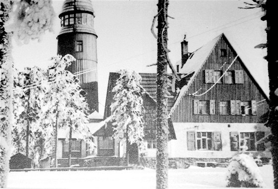 Historická fotografie rozhledny a hotelu v Horní Blatné.